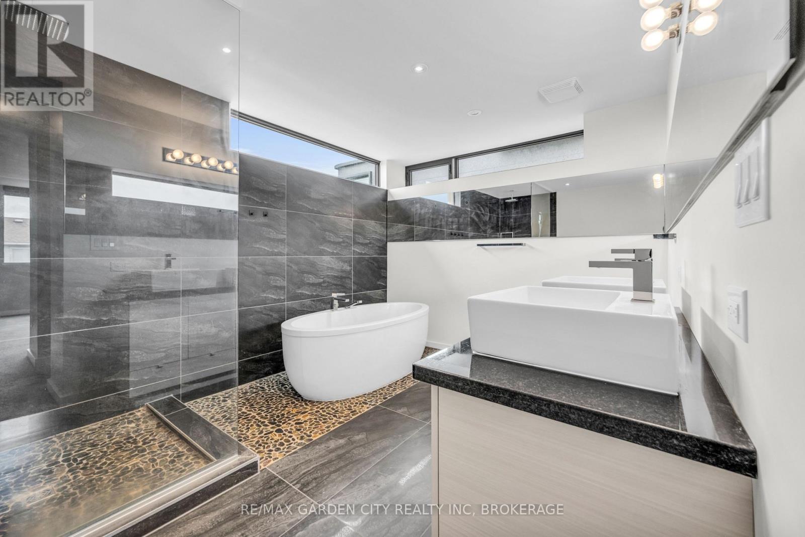 12 1/2 Beamer Court, Thorold (Confederation Heights), Ontario  L2V 0C9 - Photo 22 - X12770930