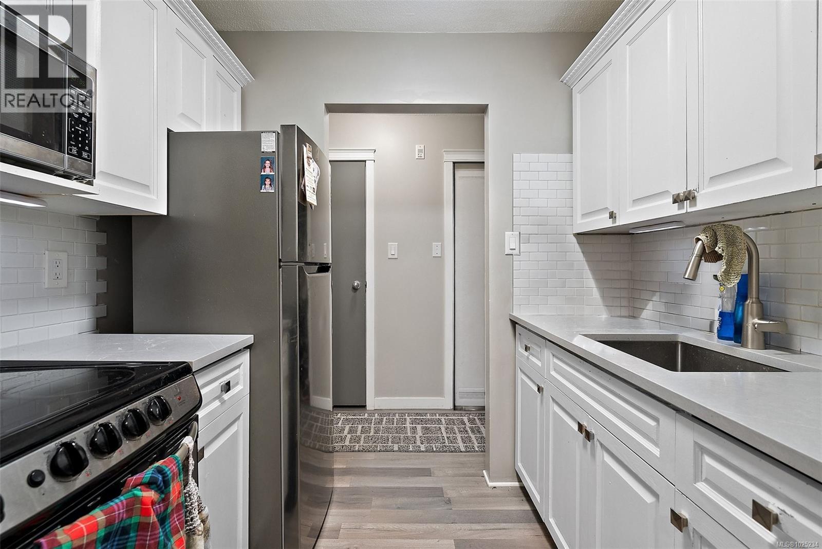 206 3244 Seaton St, Saanich, British Columbia  V8Z 3Y7 - Photo 4 - 1025234