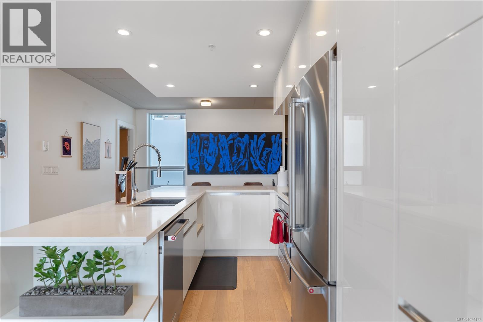 213 989 Johnson St, Victoria, British Columbia  V8V 0E3 - Photo 7 - 1025122