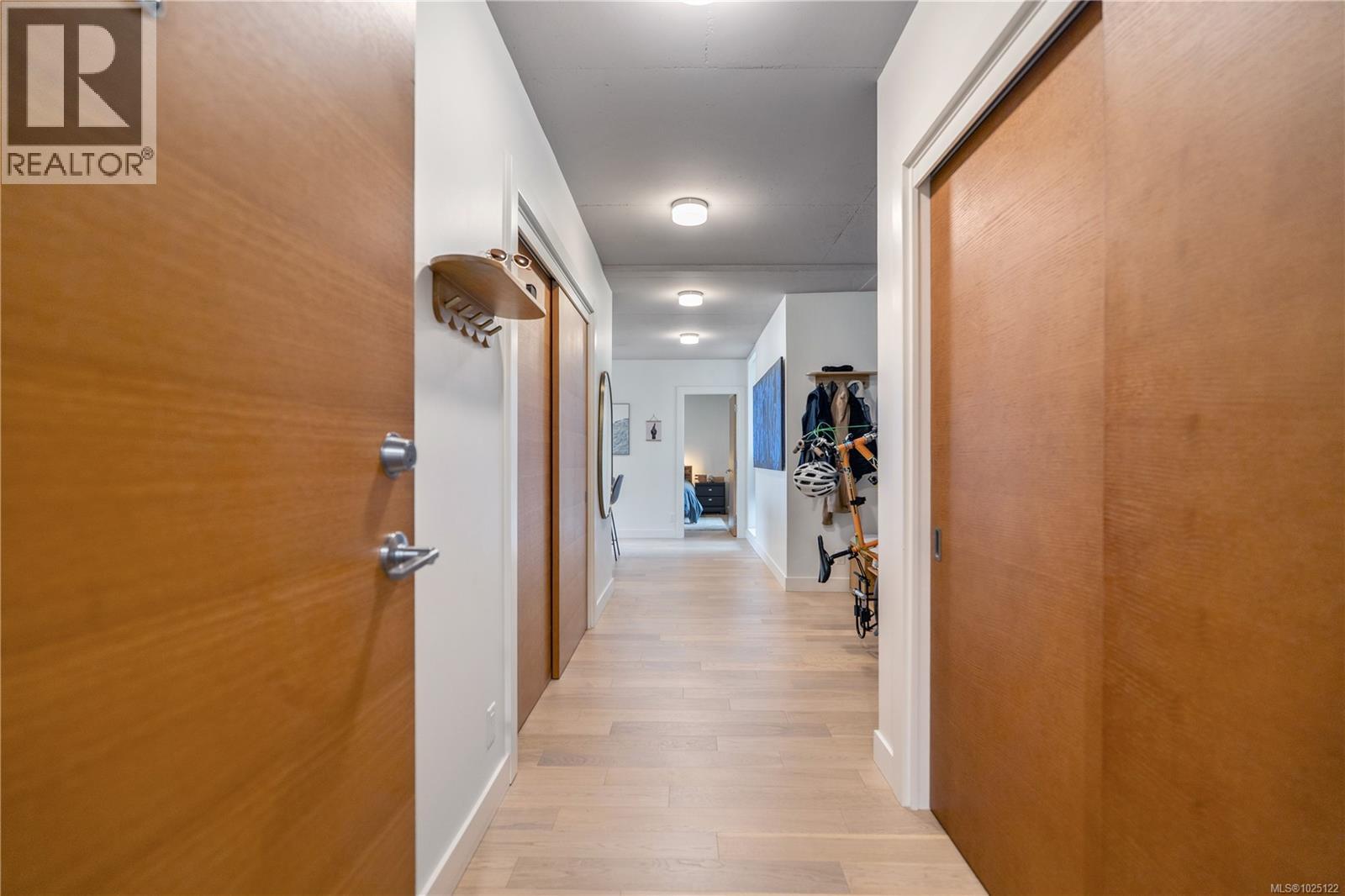 213 989 Johnson St, Victoria, British Columbia  V8V 0E3 - Photo 4 - 1025122