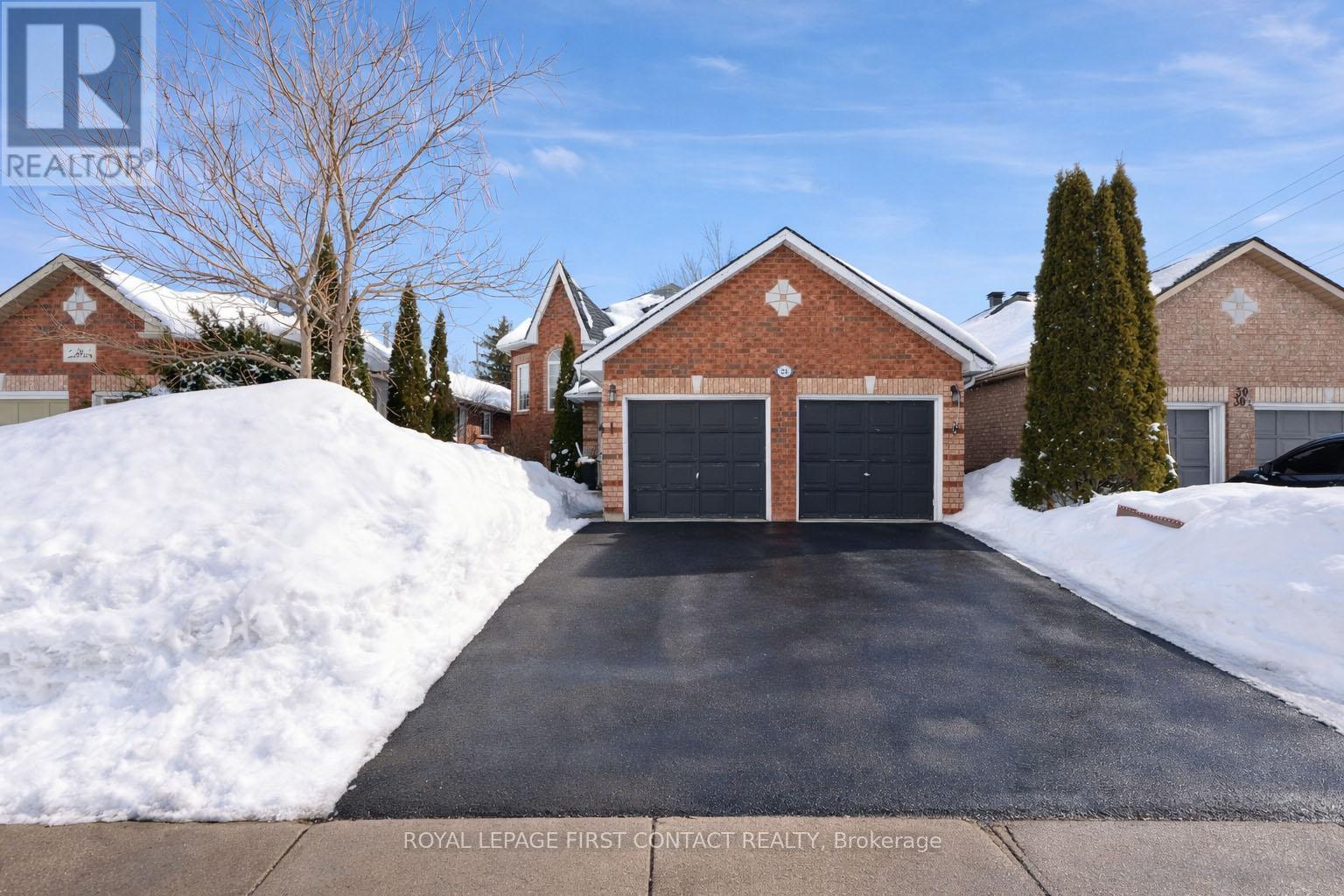 28 Hewitt Place, Barrie (Georgian Drive), Ontario  L4M 7B3 - Photo 1 - S12770876
