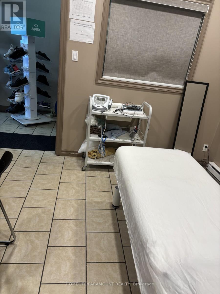 2891 Derry Road E, Mississauga (Malton), Ontario  L4T 1A6 - Photo 5 - W12767664