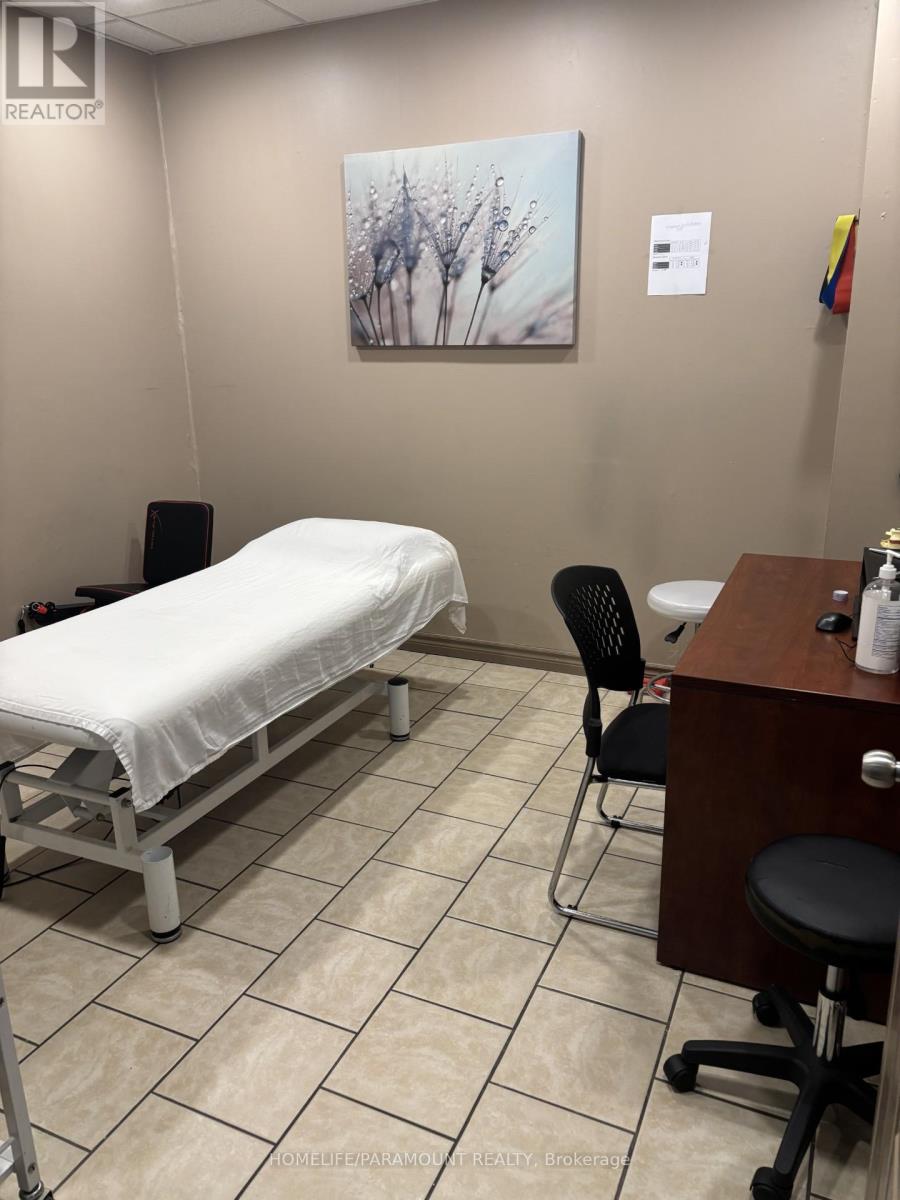 2891 Derry Road E, Mississauga (Malton), Ontario  L4T 1A6 - Photo 6 - W12767664