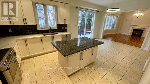 2089 Blackforest Crescent, Oakville, Ontario  L6M 4T5 - Photo 12 - W12770786