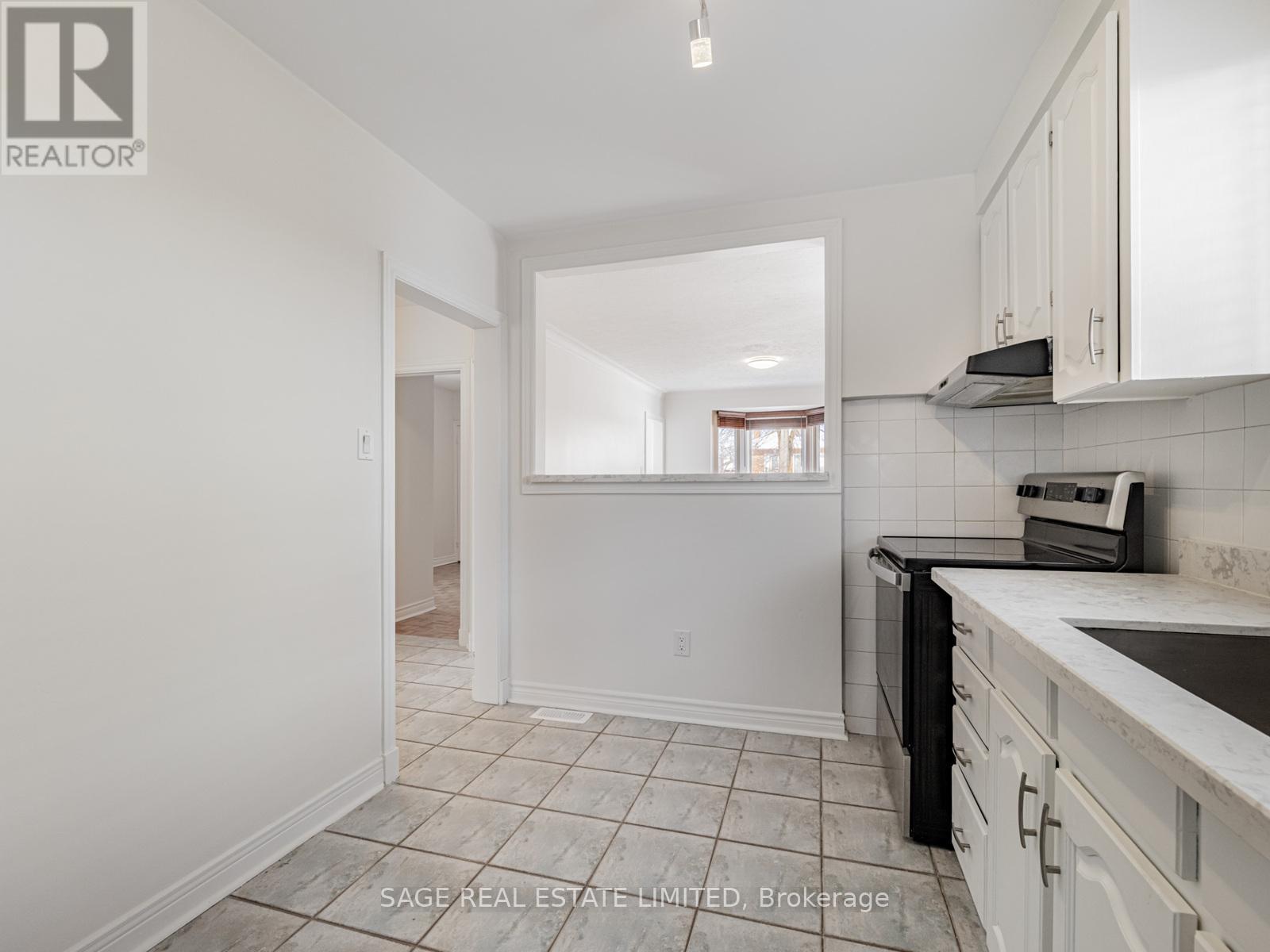 521 Glen Park Avenue, Toronto, Ontario  M6B 2G2 - Photo 10 - W12770788
