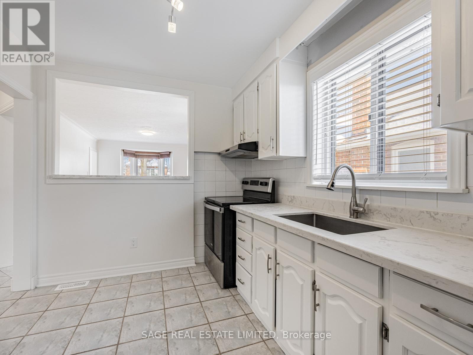 521 Glen Park Avenue, Toronto, Ontario  M6B 2G2 - Photo 11 - W12770788