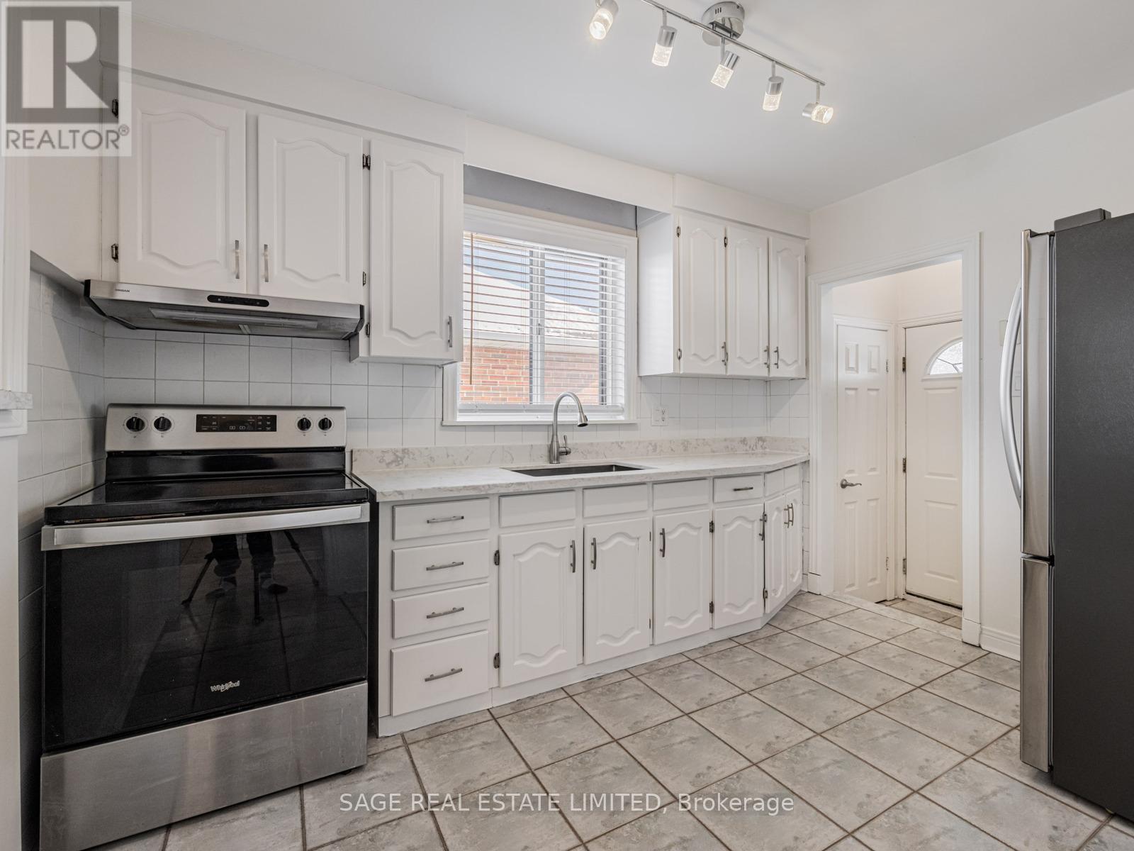 521 Glen Park Avenue, Toronto, Ontario  M6B 2G2 - Photo 8 - W12770788