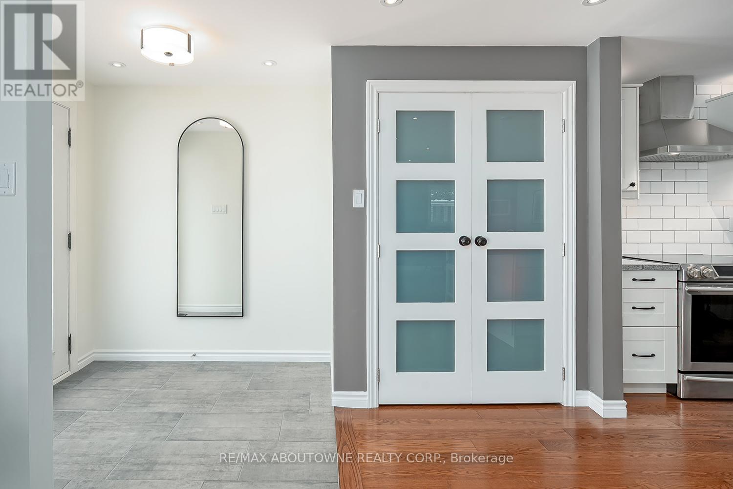 2348 Devon Road, Oakville, Ontario  L6J 5R5 - Photo 6 - W12770832