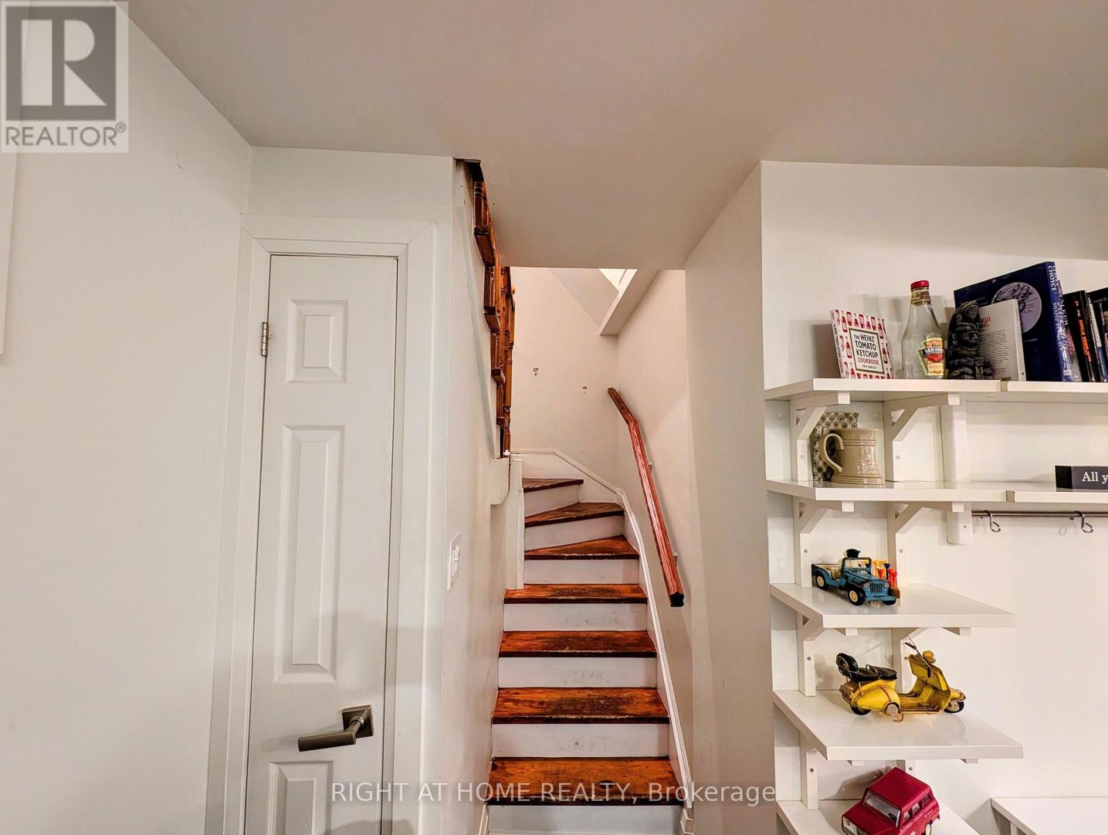 B - 297 Keele Street, Toronto, Ontario  M6P 2K5 - Photo 2 - W12770908