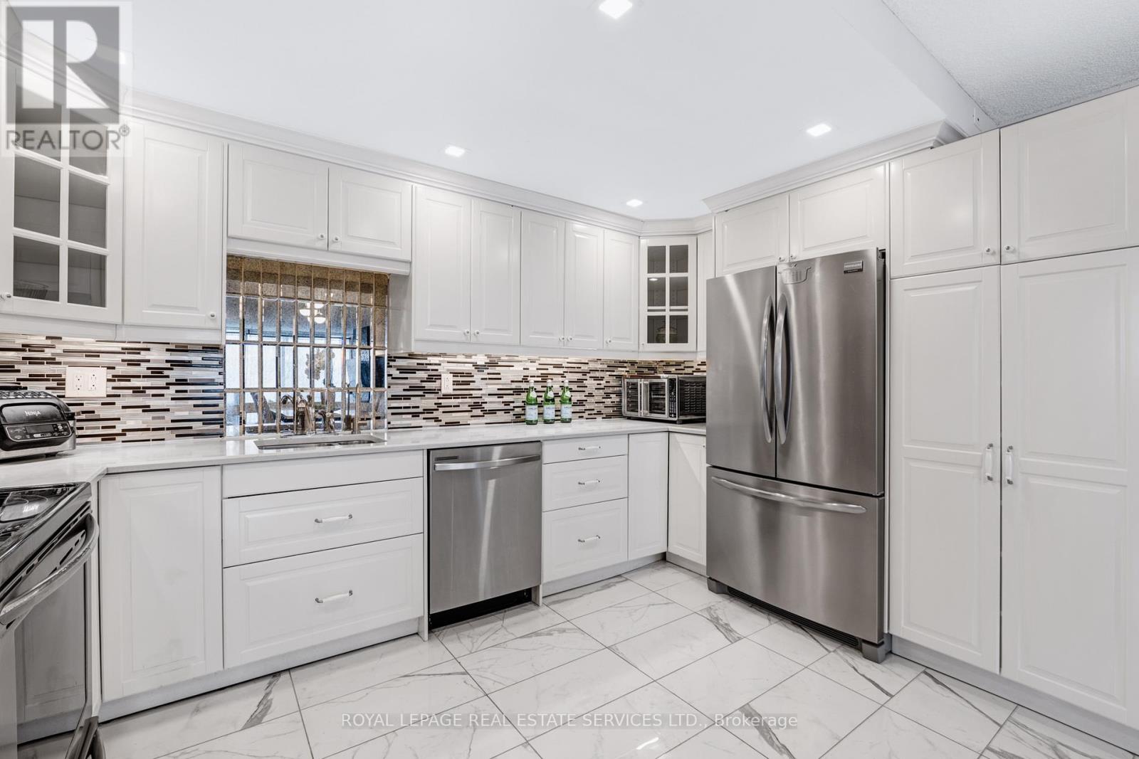 605 - 20 Speers Road, Oakville (Co Central), Ontario  L6K 3R5 - Photo 8 - W12770948