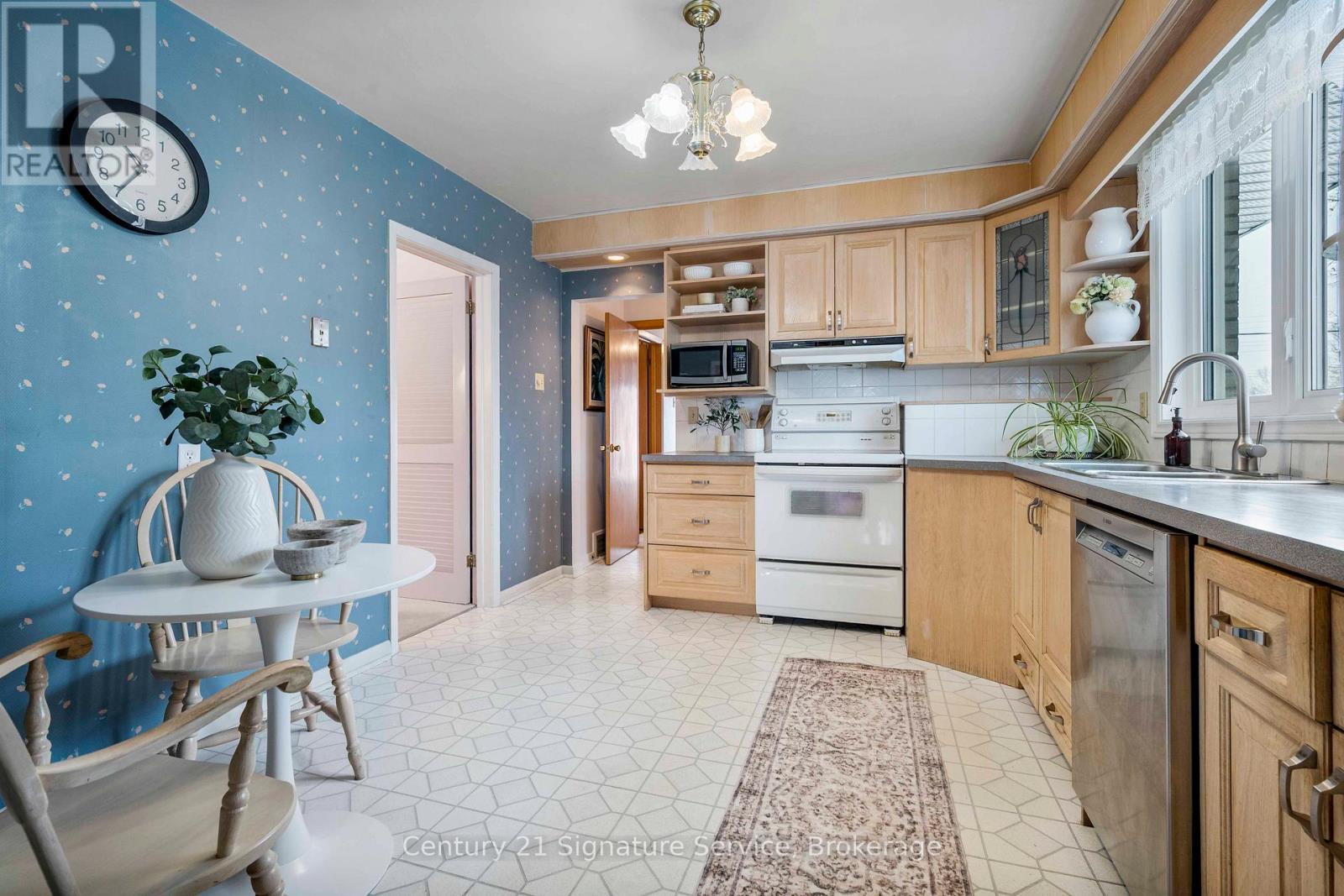 1549 Sherway Drive, Mississauga, Ontario  L4X 1C5 - Photo 10 - W12770990