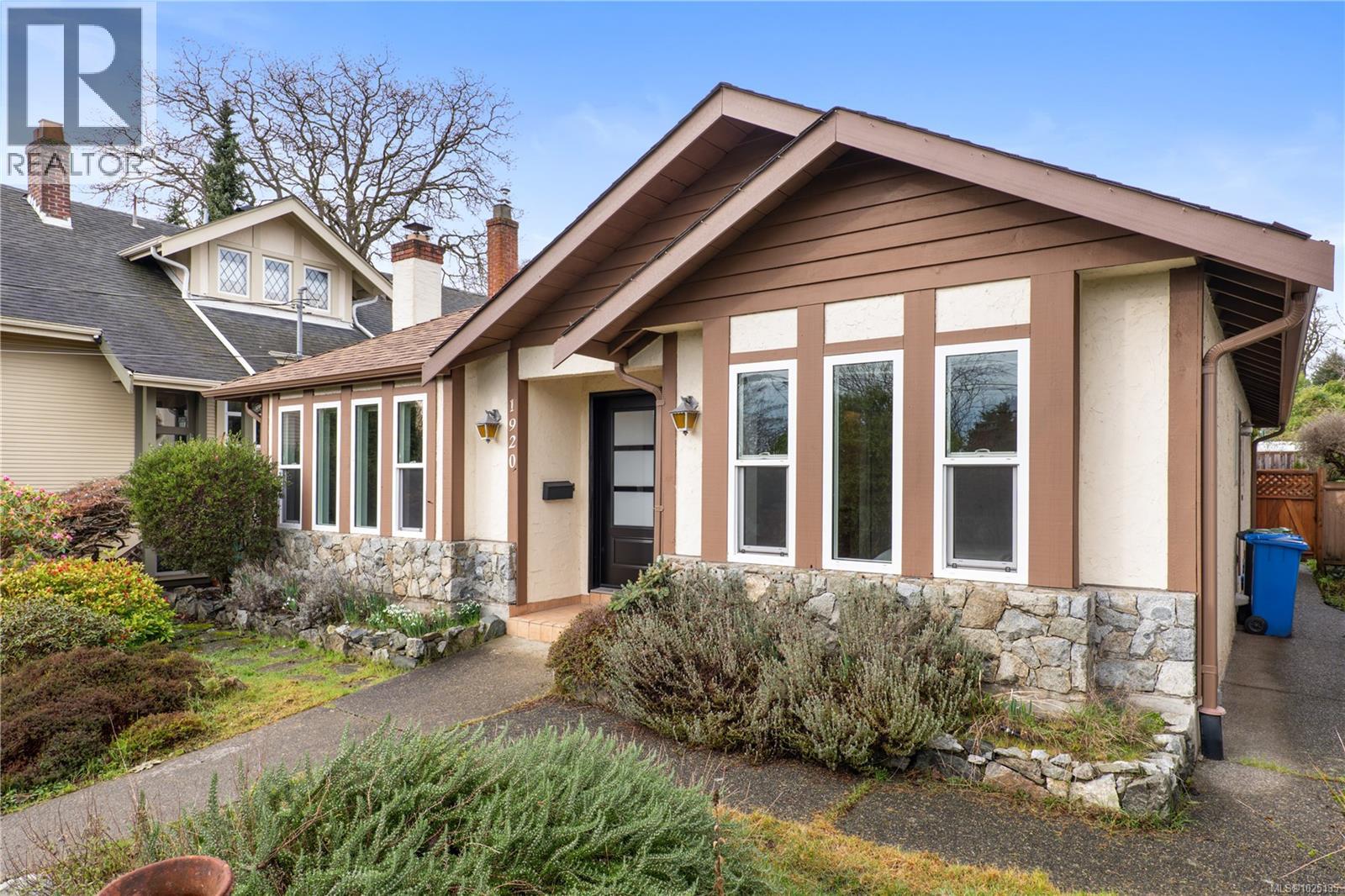 1920 St. Ann St, Oak Bay, British Columbia  V8R 5W1 - Photo 2 - 1025135