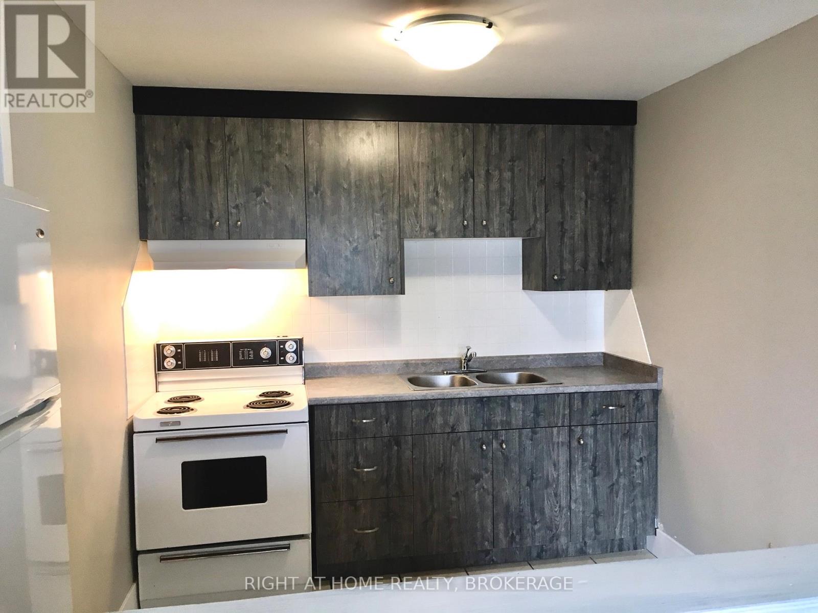 7 Beech Street, St. Catharines (Downtown), Ontario  L2R 2B6 - Photo 11 - X12771028