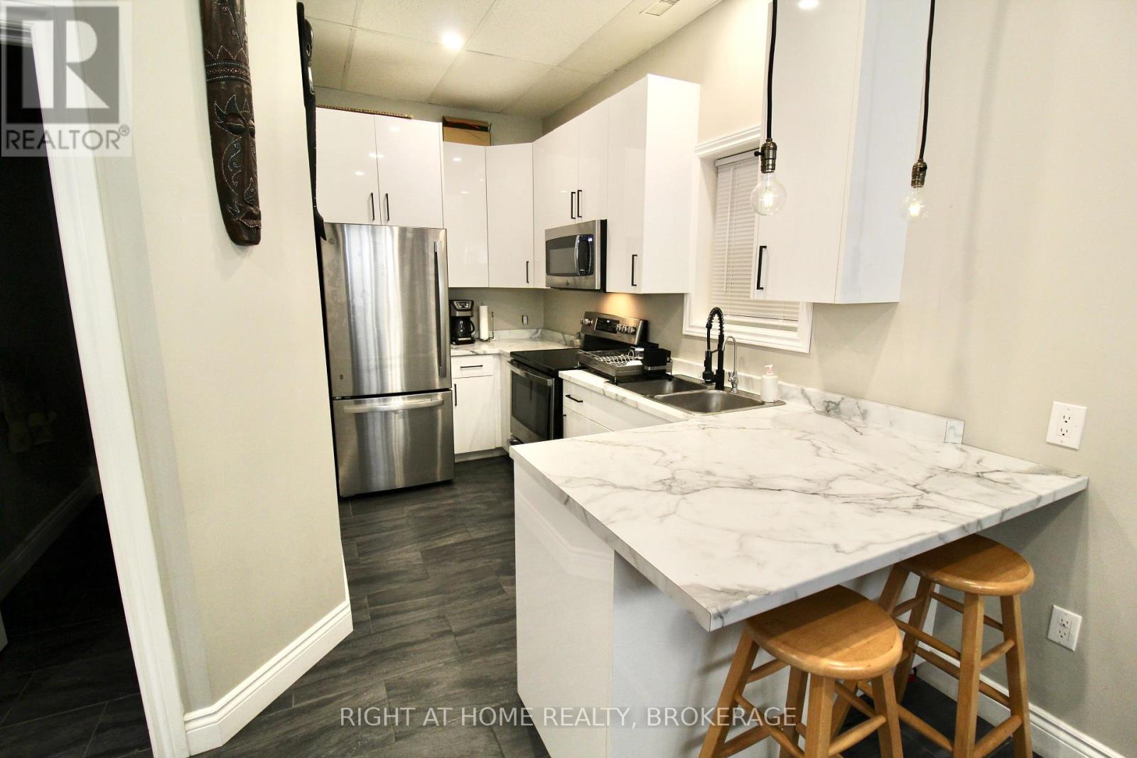 7 Beech Street, St. Catharines (Downtown), Ontario  L2R 2B6 - Photo 3 - X12771028