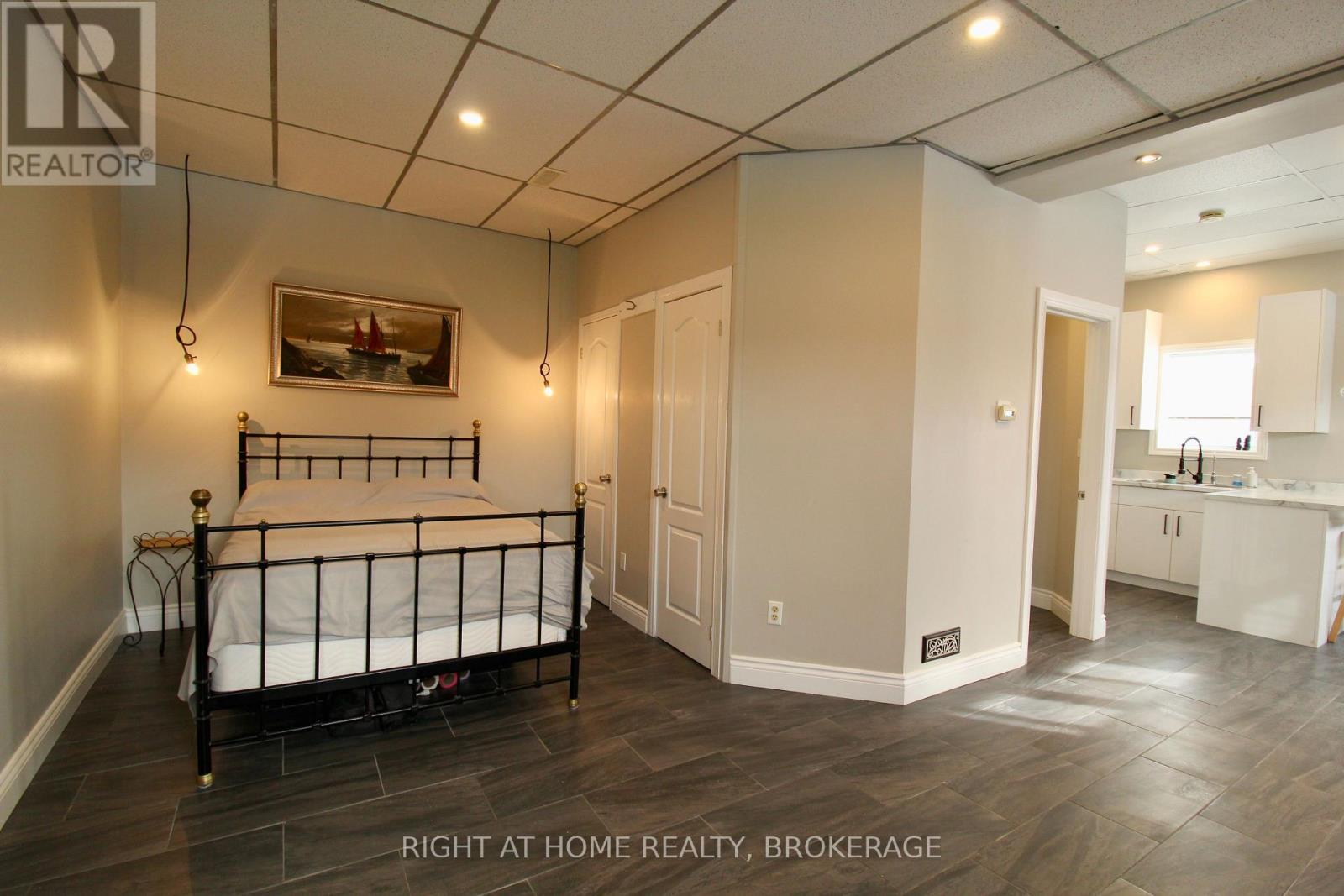 7 Beech Street, St. Catharines (Downtown), Ontario  L2R 2B6 - Photo 7 - X12771028