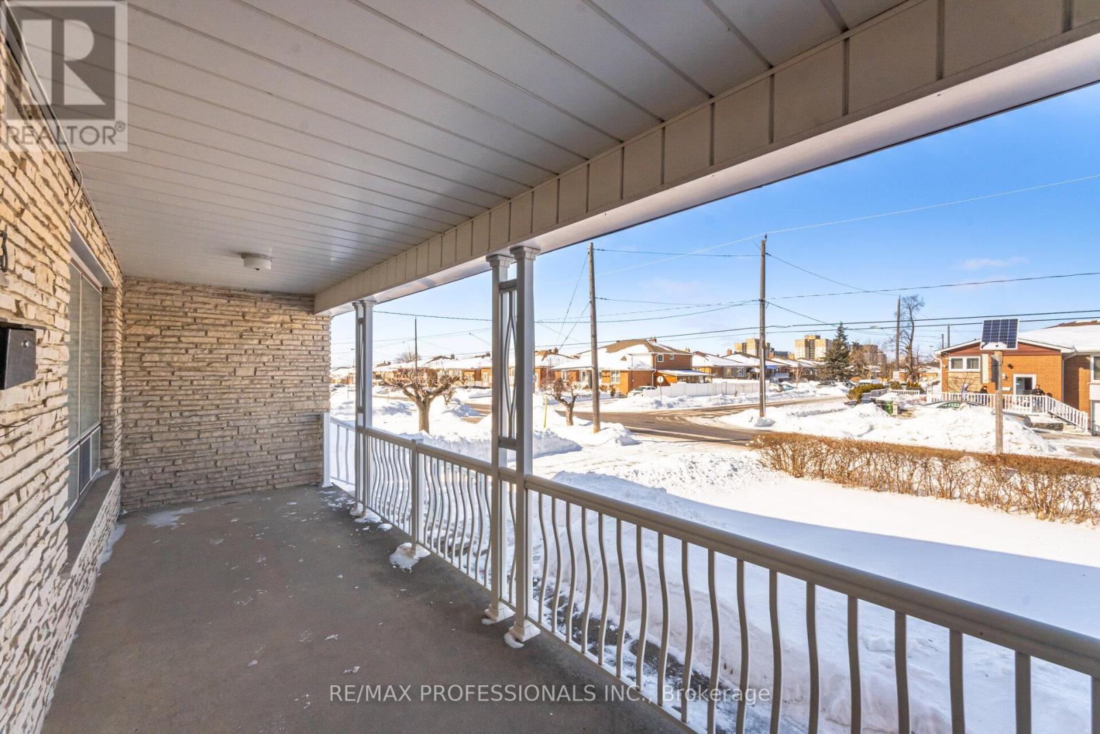 83 Spenvalley Drive, Toronto, Ontario  M3L 1Z2 - Photo 4 - W12771014