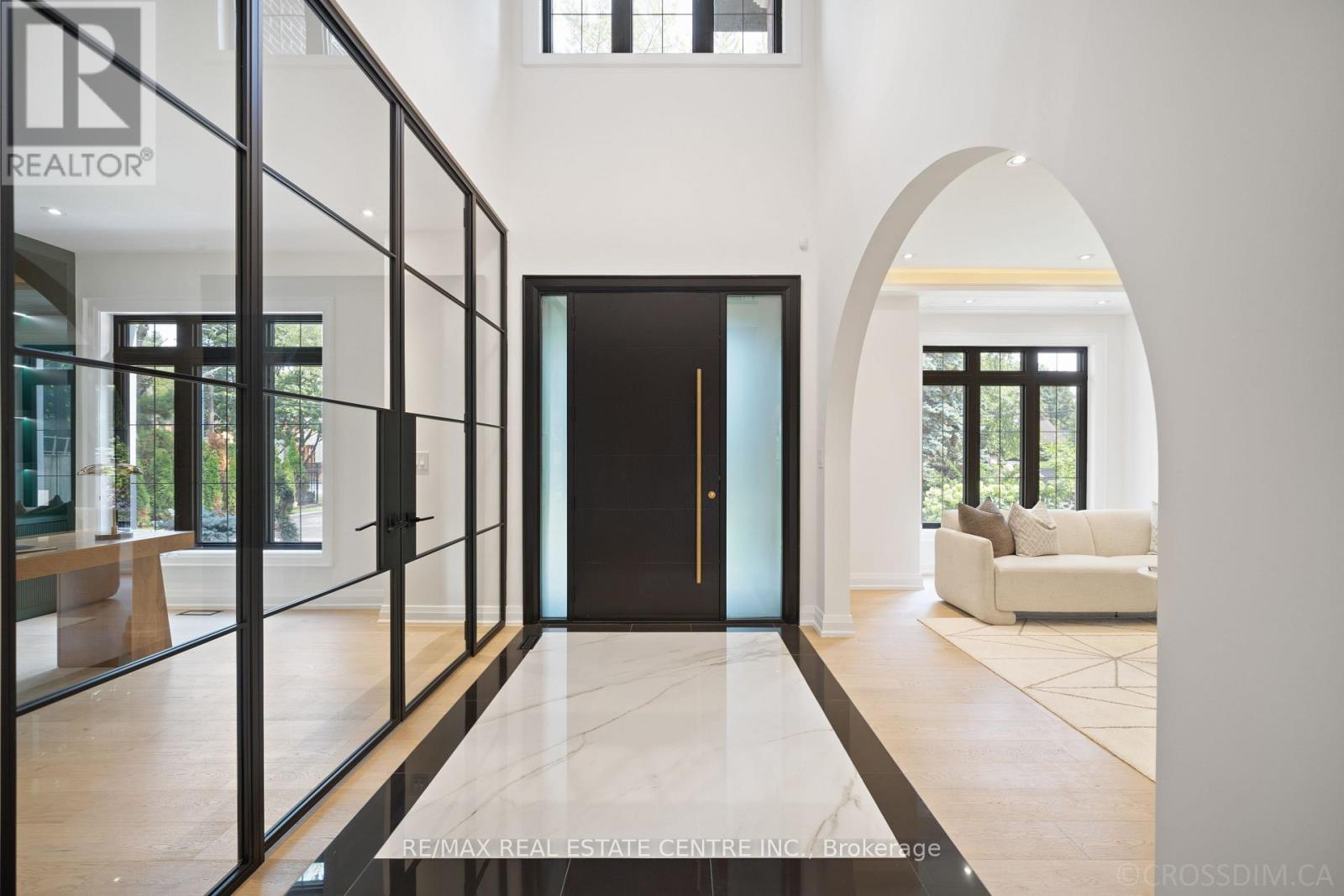 1065 Rebecca Street, Oakville (Wo West), Ontario  L6L 1Y6 - Photo 4 - W12771180