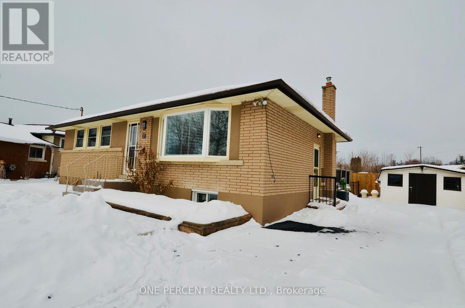 37 Coronation Boulevard, St. Catharines, Ontario  L2S 2V2 - Photo 2 - X12771024