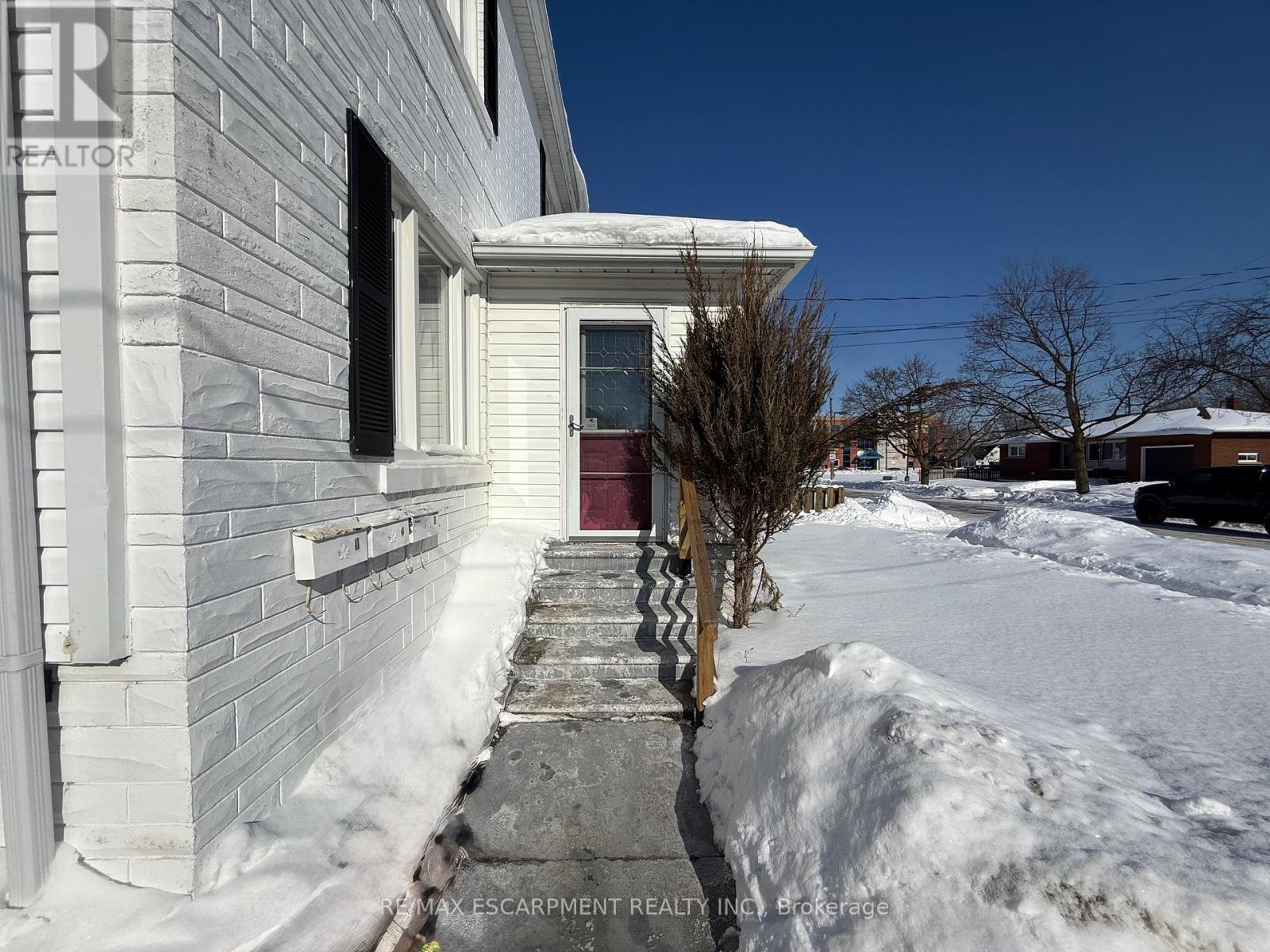 17 Lyons Avenue, Welland (Lincoln/crowland), Ontario  L3B 1L8 - Photo 3 - X12771030
