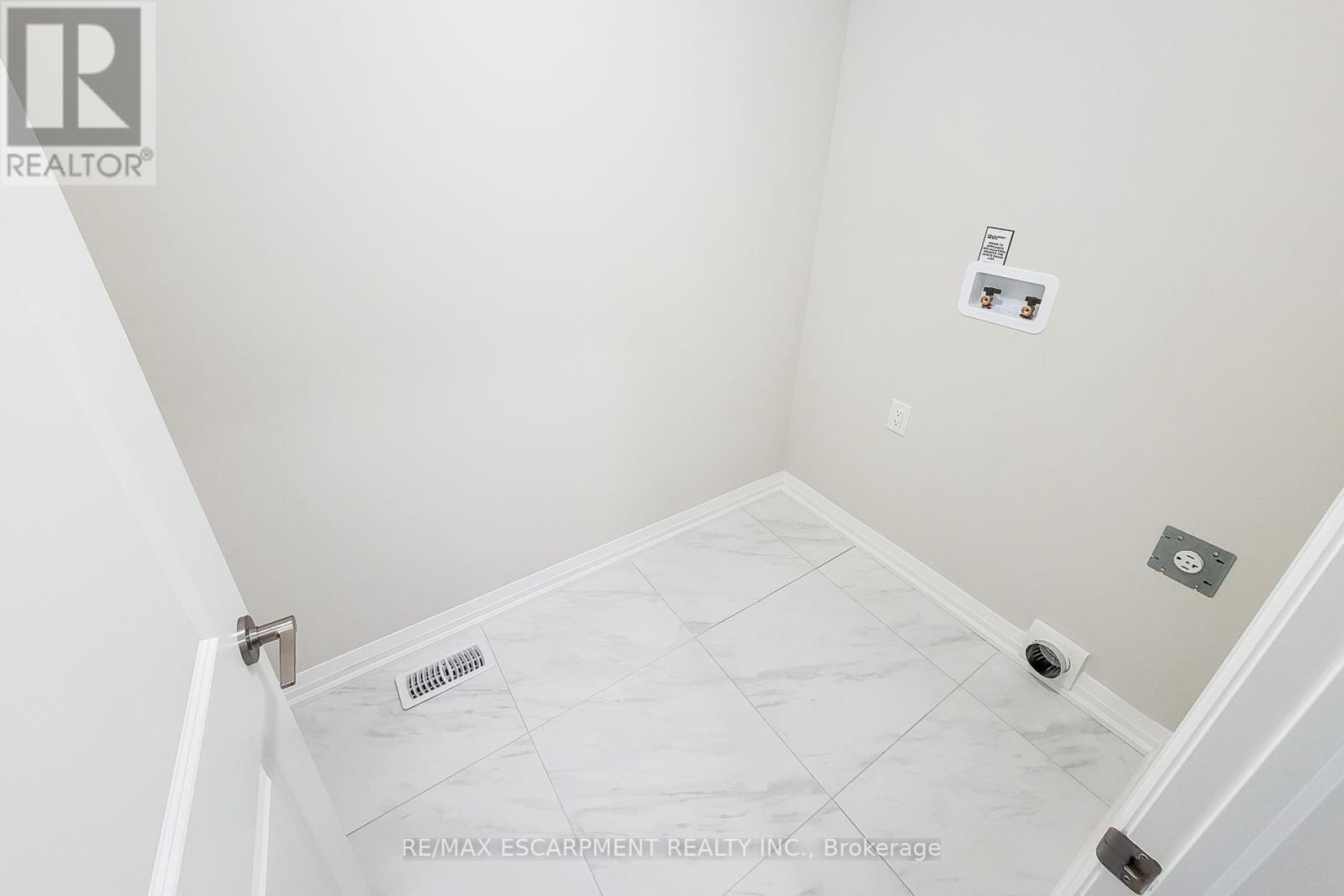 111 Alicia Crescent, Thorold (Hurricane/merrittville), Ontario  L2V 0M2 - Photo 21 - X12771032