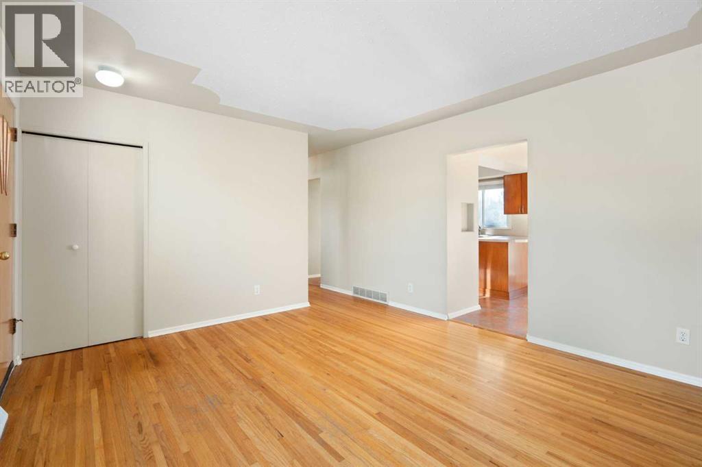 19 Carmangay Crescent Nw, Calgary, Alberta  T2L 0S8 - Photo 4 - A2284236