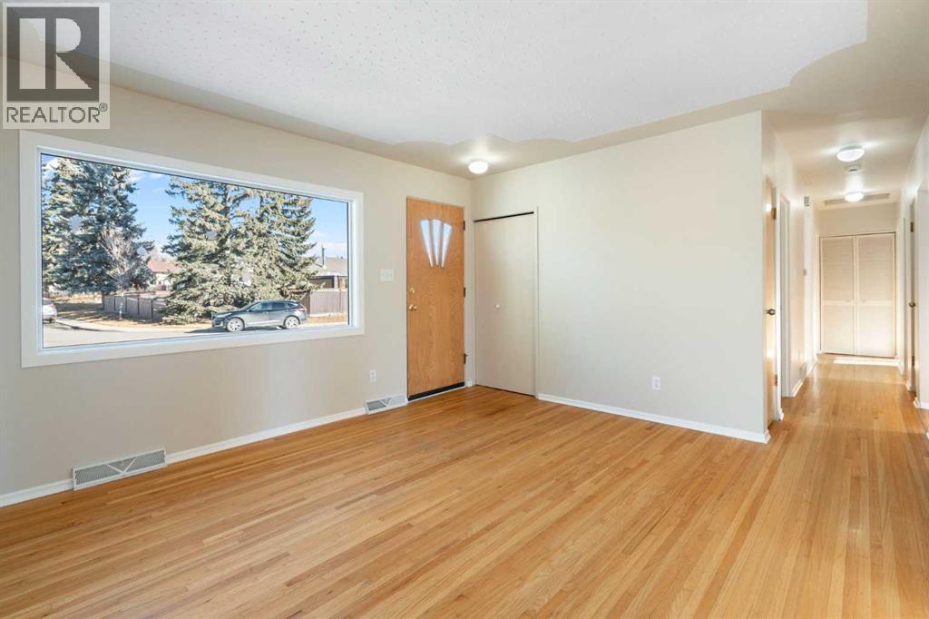 19 Carmangay Crescent Nw, Calgary, Alberta  T2L 0S8 - Photo 3 - A2284236