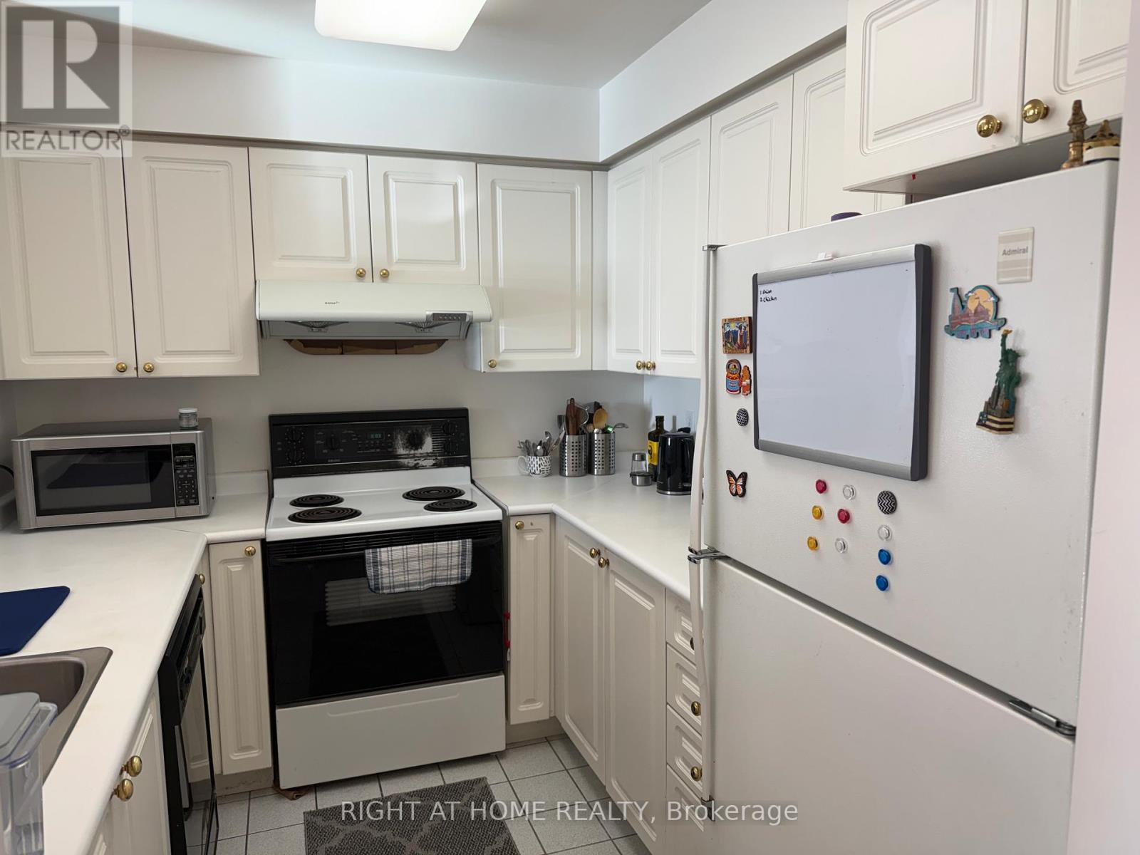 1106 - 8 Pemberton Avenue, Toronto, Ontario  M2M 4K8 - Photo 10 - C12771428