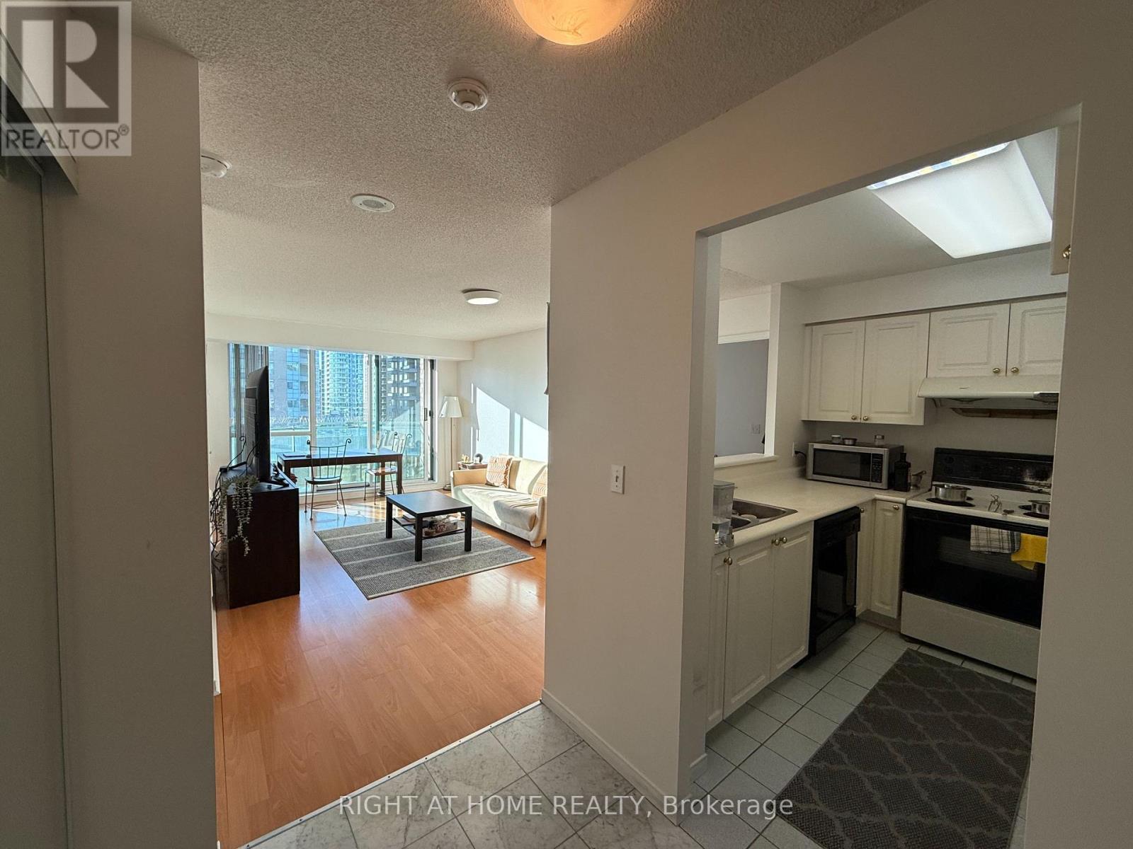 1106 - 8 Pemberton Avenue, Toronto, Ontario  M2M 4K8 - Photo 4 - C12771428