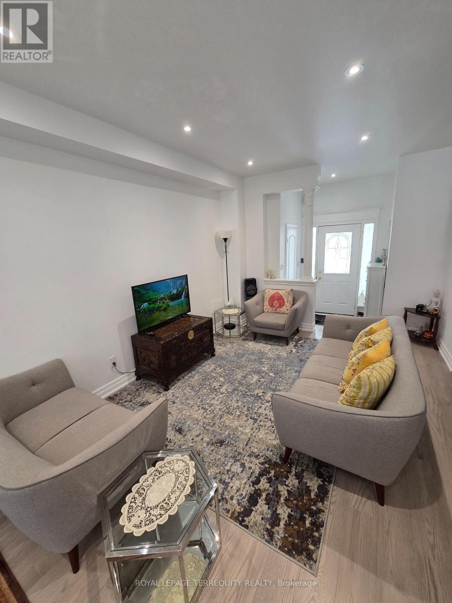 Main - 220 Denise Circle, Newmarket, Ontario  L3X 2K2 - Photo 5 - N12771250