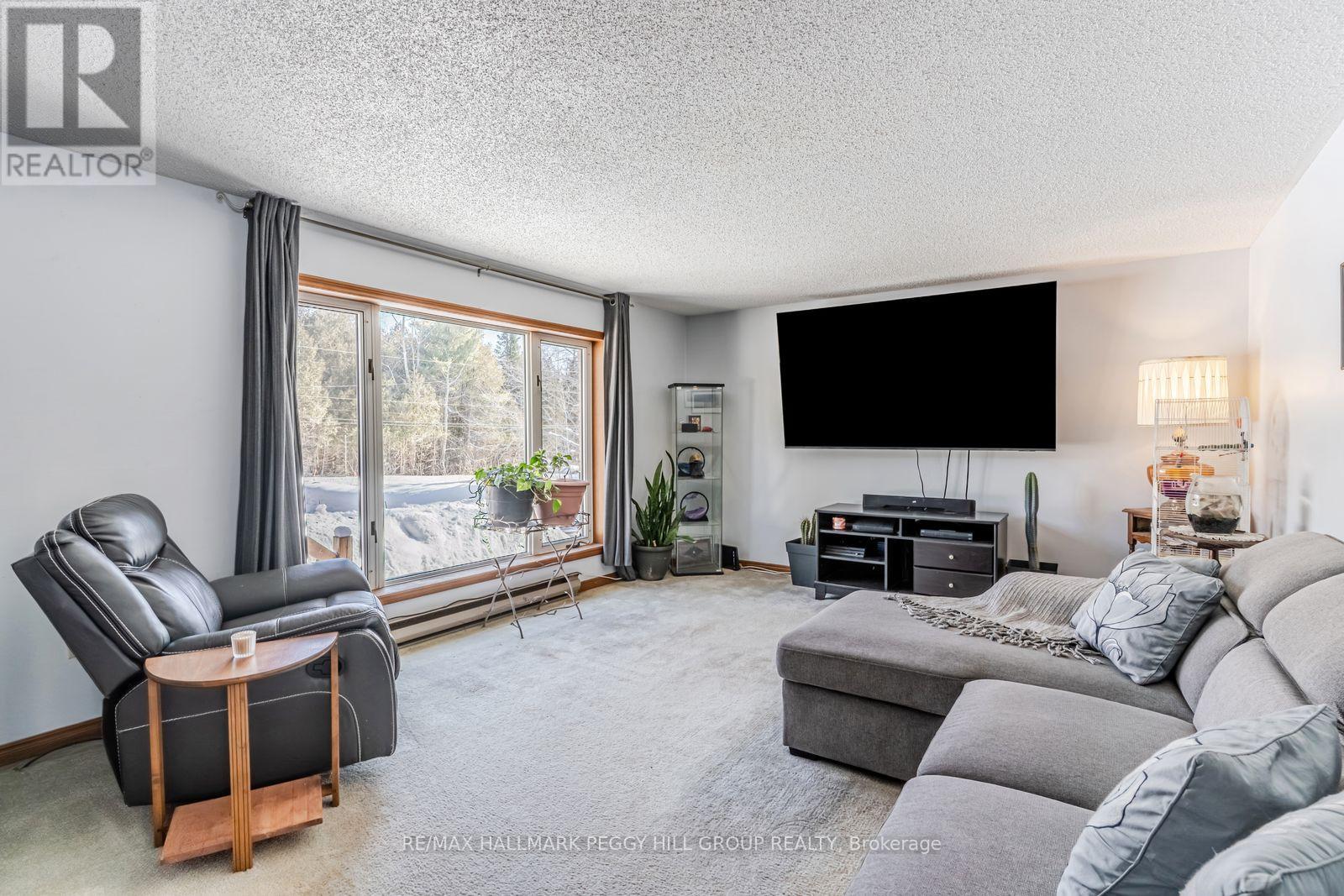 806 Harbour Street, Innisfil, Ontario  L0L 1W0 - Photo 3 - N12771318