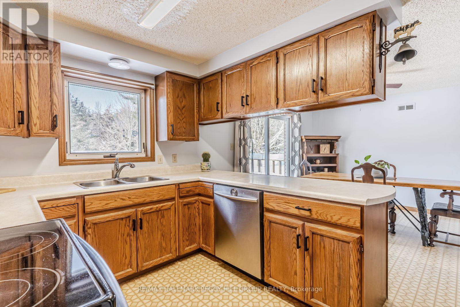 806 Harbour Street, Innisfil, Ontario  L0L 1W0 - Photo 5 - N12771318