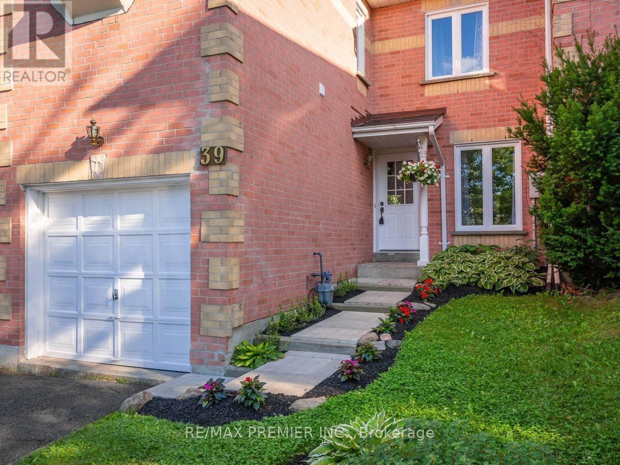 39 Ross Linton Drive, Aurora, Ontario  L4G 6T3 - Photo 3 - N12771412