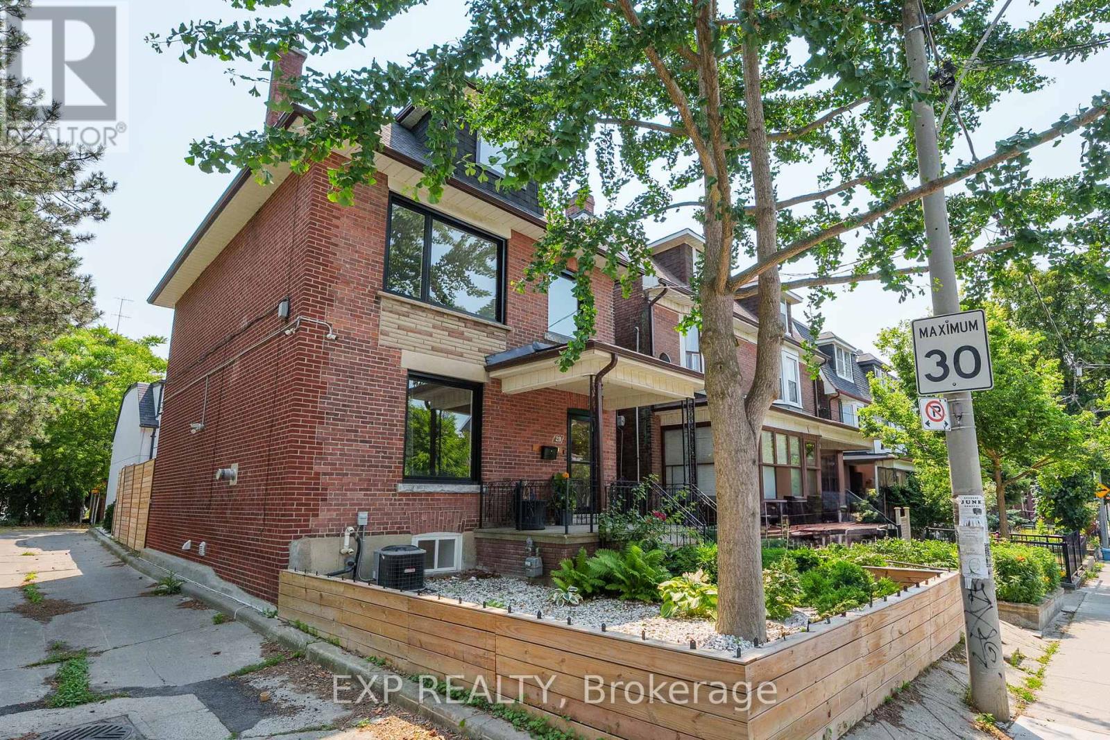 29 Grace Street, Toronto (Trinity-Bellwoods), Ontario  M6J 2S4 - Photo 3 - C12670900