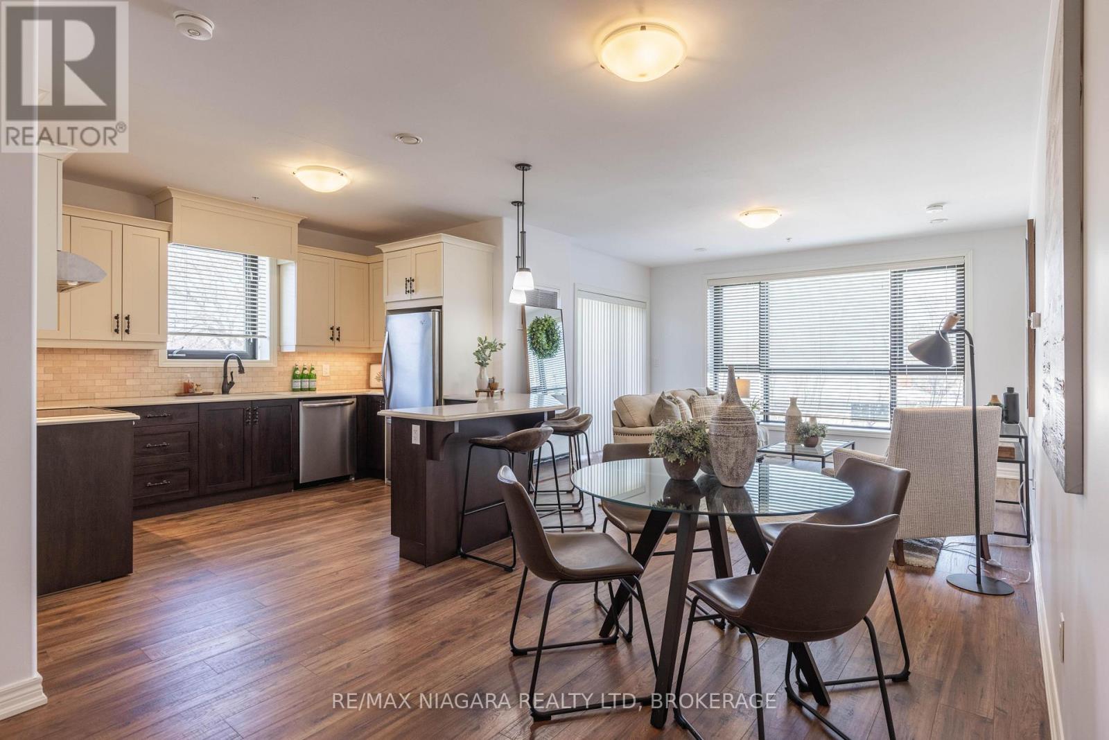 209 - 379 Scott Street, St. Catharines, Ontario  L2M 3W2 - Photo 2 - X12760944