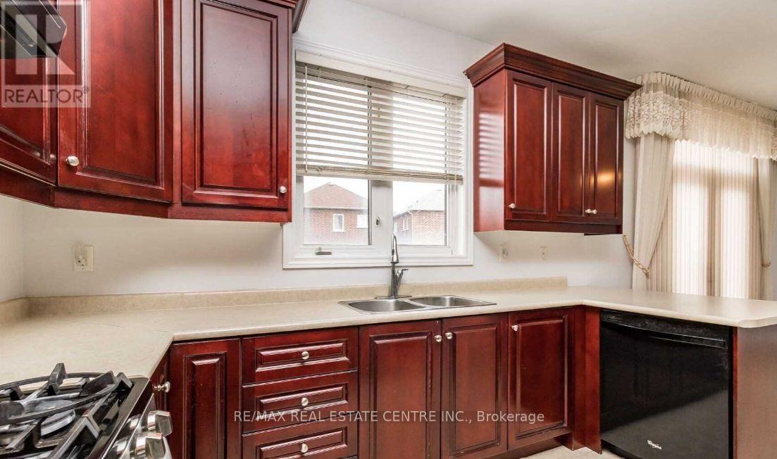 36 Wikander Way, Brampton, Ontario  L6V 3X3 - Photo 4 - W12771232