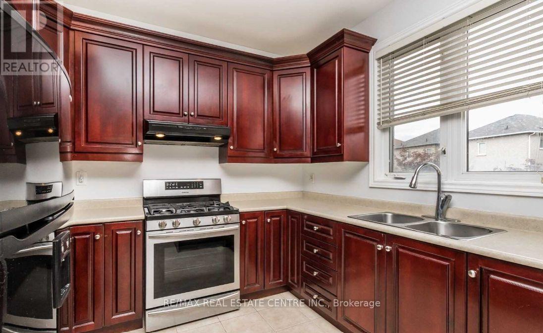 36 Wikander Way, Brampton, Ontario  L6V 3X3 - Photo 5 - W12771232