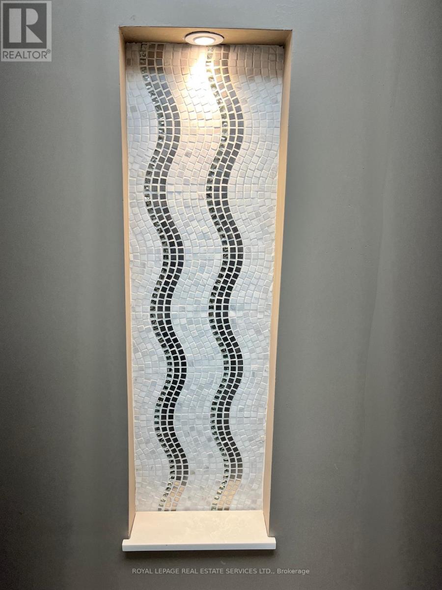 114 Lakeshore Road W, Oakville, Ontario  L6K 2Z5 - Photo 10 - W12771266