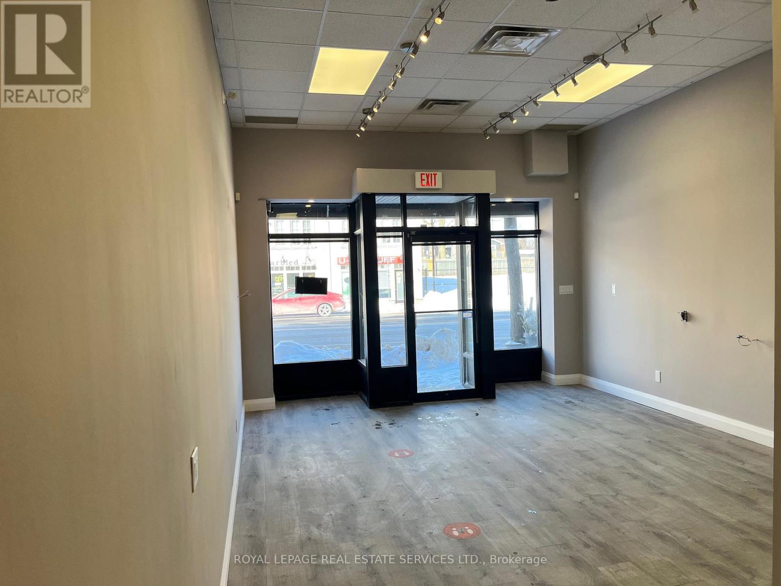 114 Lakeshore Road W, Oakville, Ontario  L6K 2Z5 - Photo 3 - W12771266