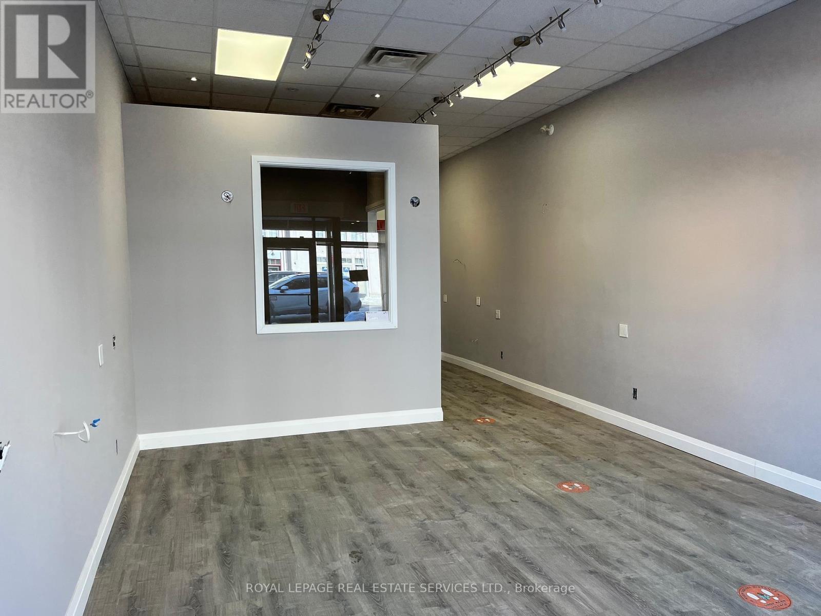 114 Lakeshore Road W, Oakville, Ontario  L6K 2Z5 - Photo 4 - W12771266