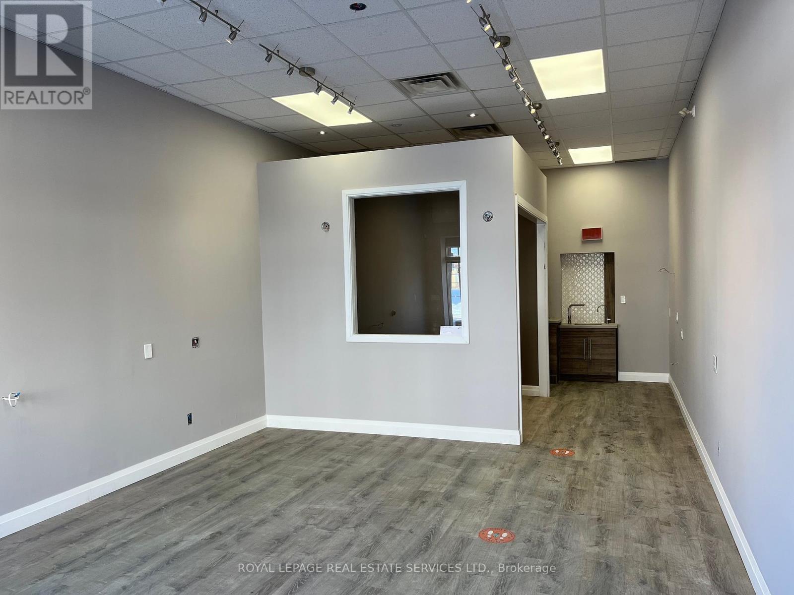 114 Lakeshore Road W, Oakville, Ontario  L6K 2Z5 - Photo 5 - W12771266