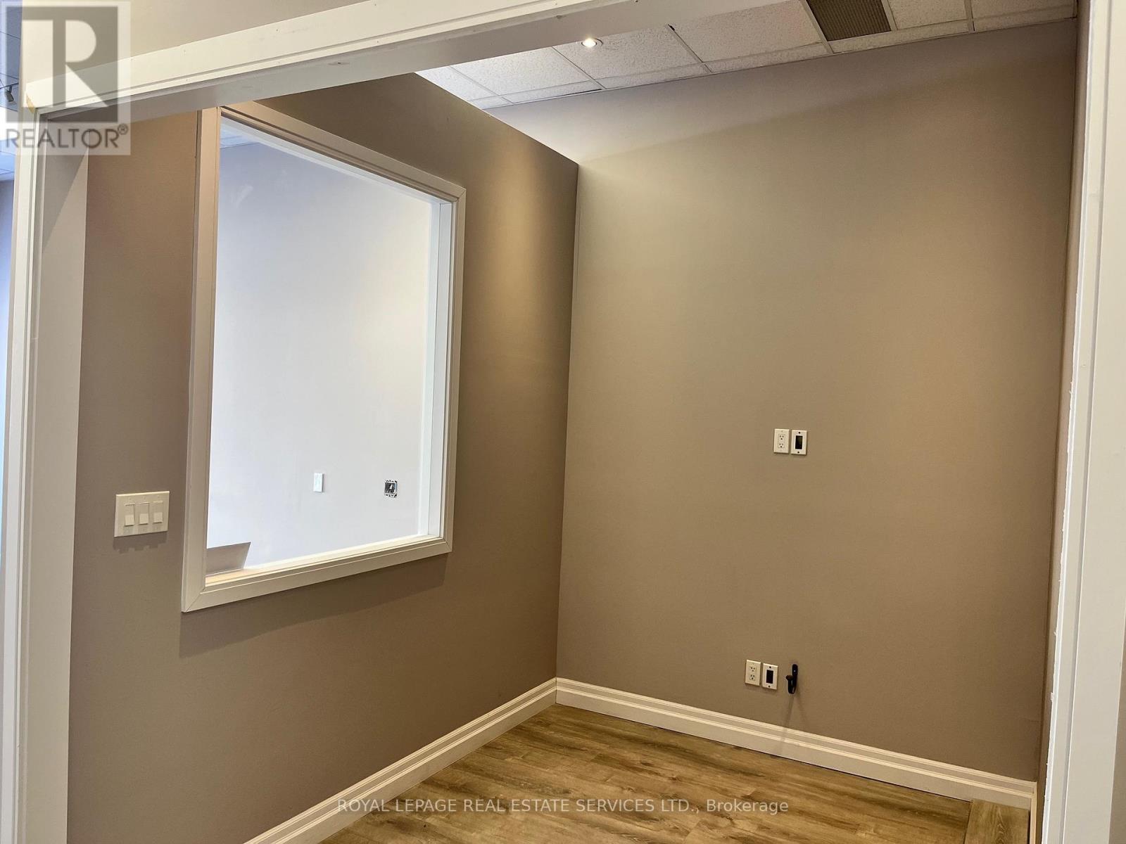 114 Lakeshore Road W, Oakville, Ontario  L6K 2Z5 - Photo 6 - W12771266