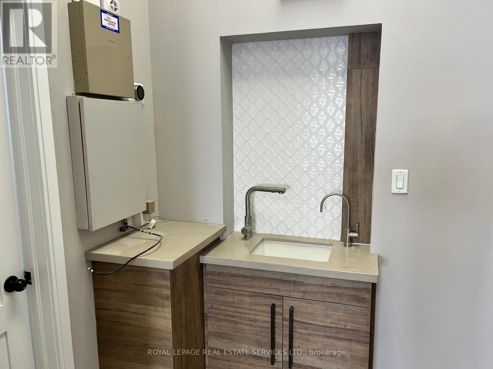 114 Lakeshore Road W, Oakville, Ontario  L6K 2Z5 - Photo 7 - W12771266