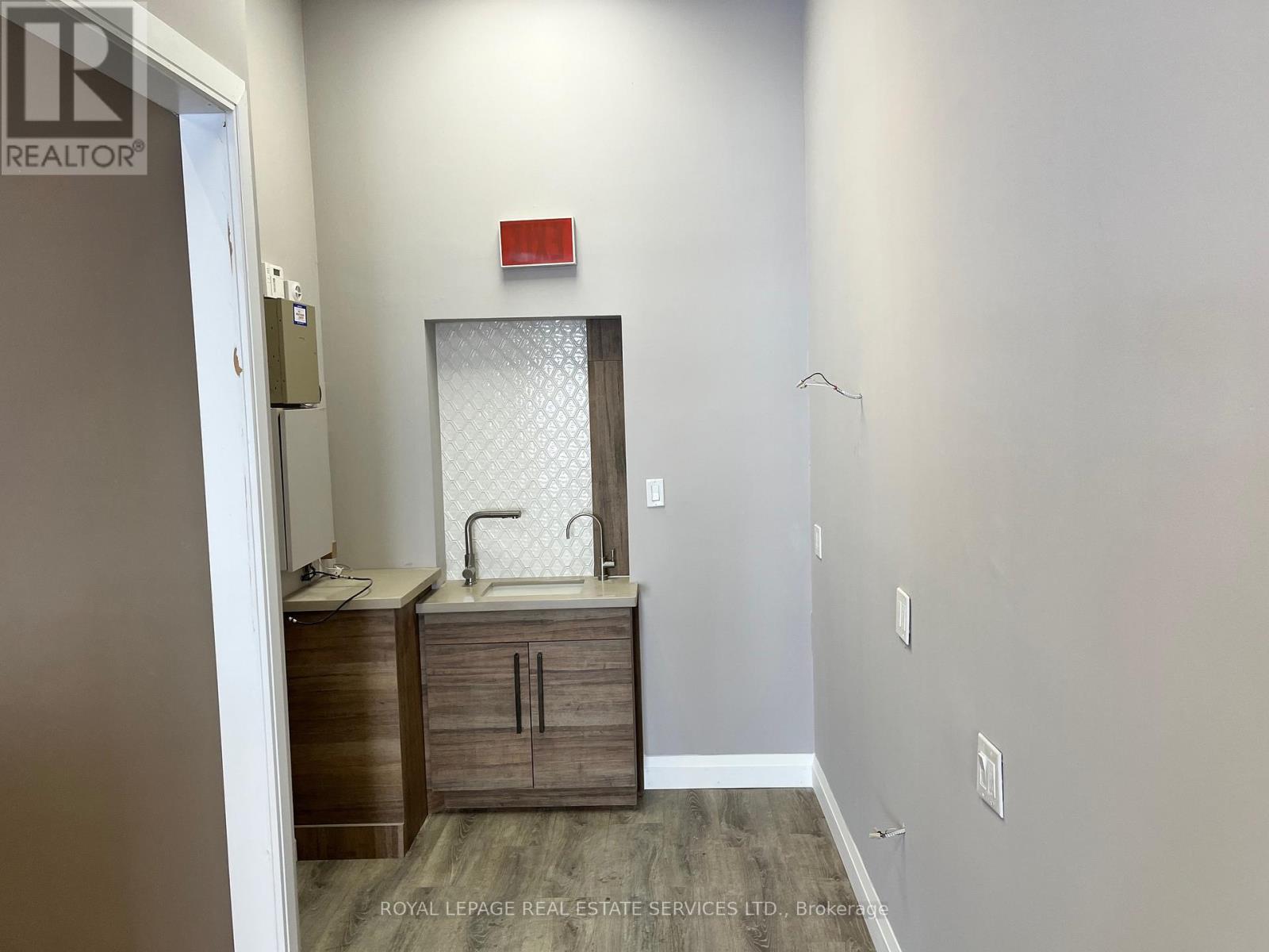 114 Lakeshore Road W, Oakville, Ontario  L6K 2Z5 - Photo 8 - W12771266