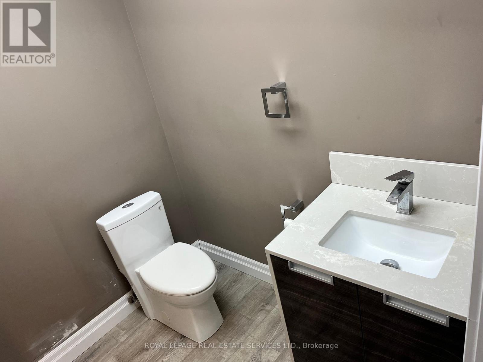 114 Lakeshore Road W, Oakville, Ontario  L6K 2Z5 - Photo 9 - W12771266