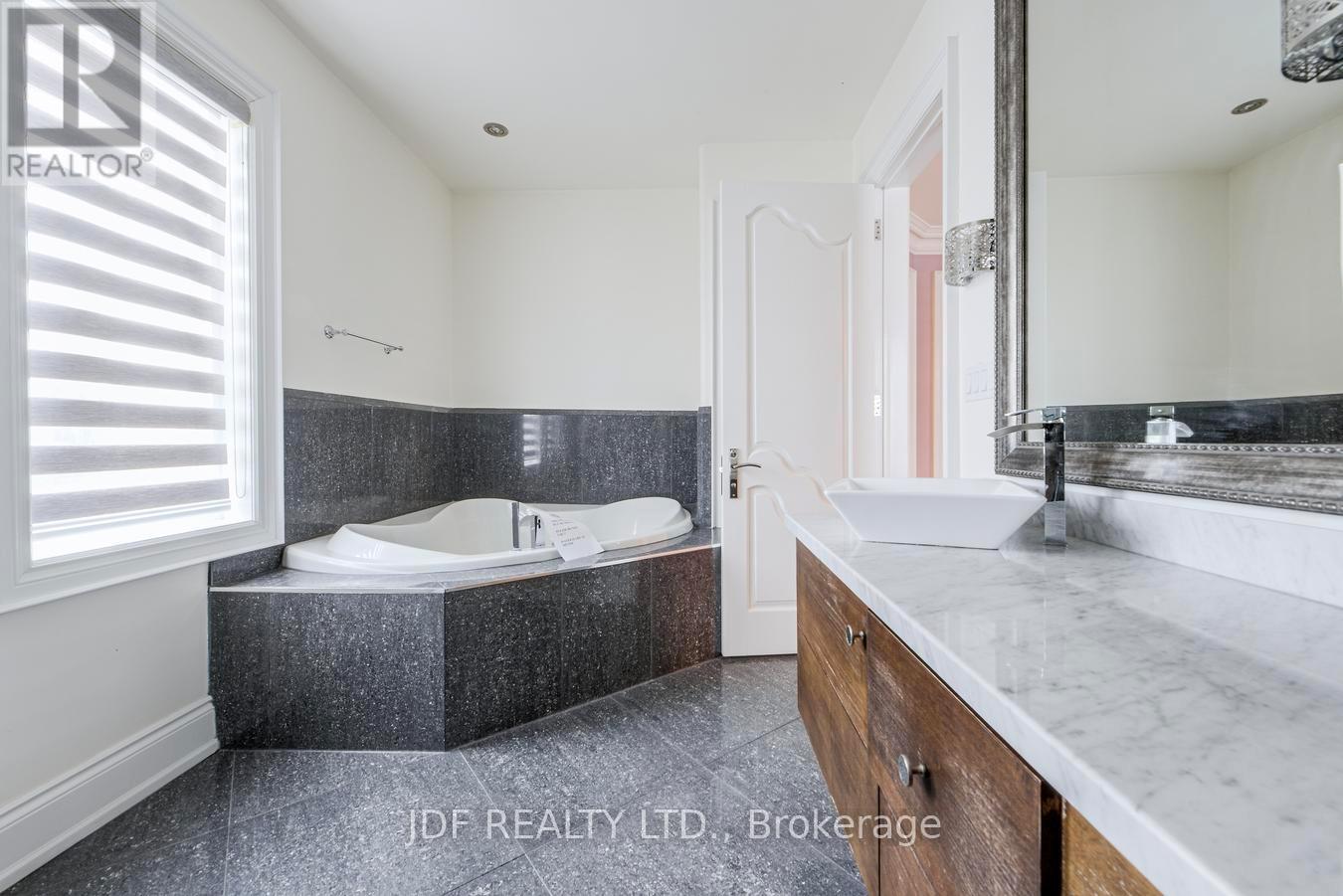 18 Cheval Court, Brampton, Ontario  L6P 0E3 - Photo 36 - W12771356