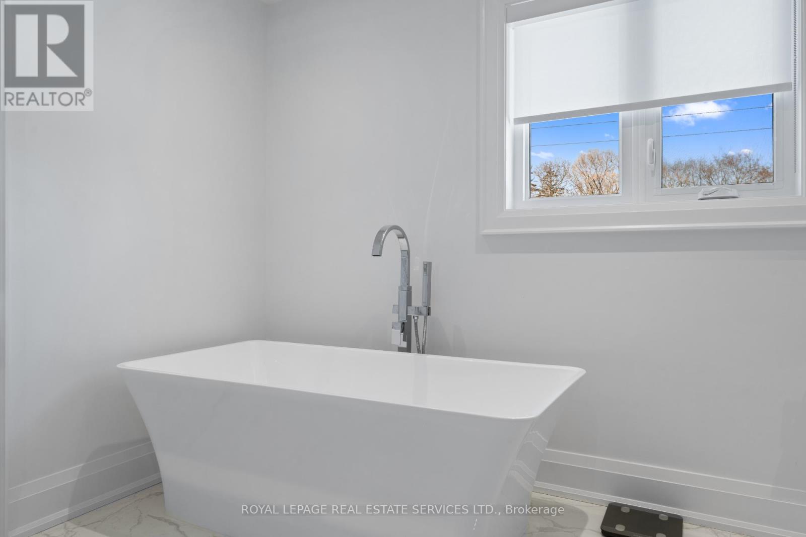 104 Westrose Avenue, Toronto (Kingsway South), Ontario  M8X 2A3 - Photo 19 - W12771406