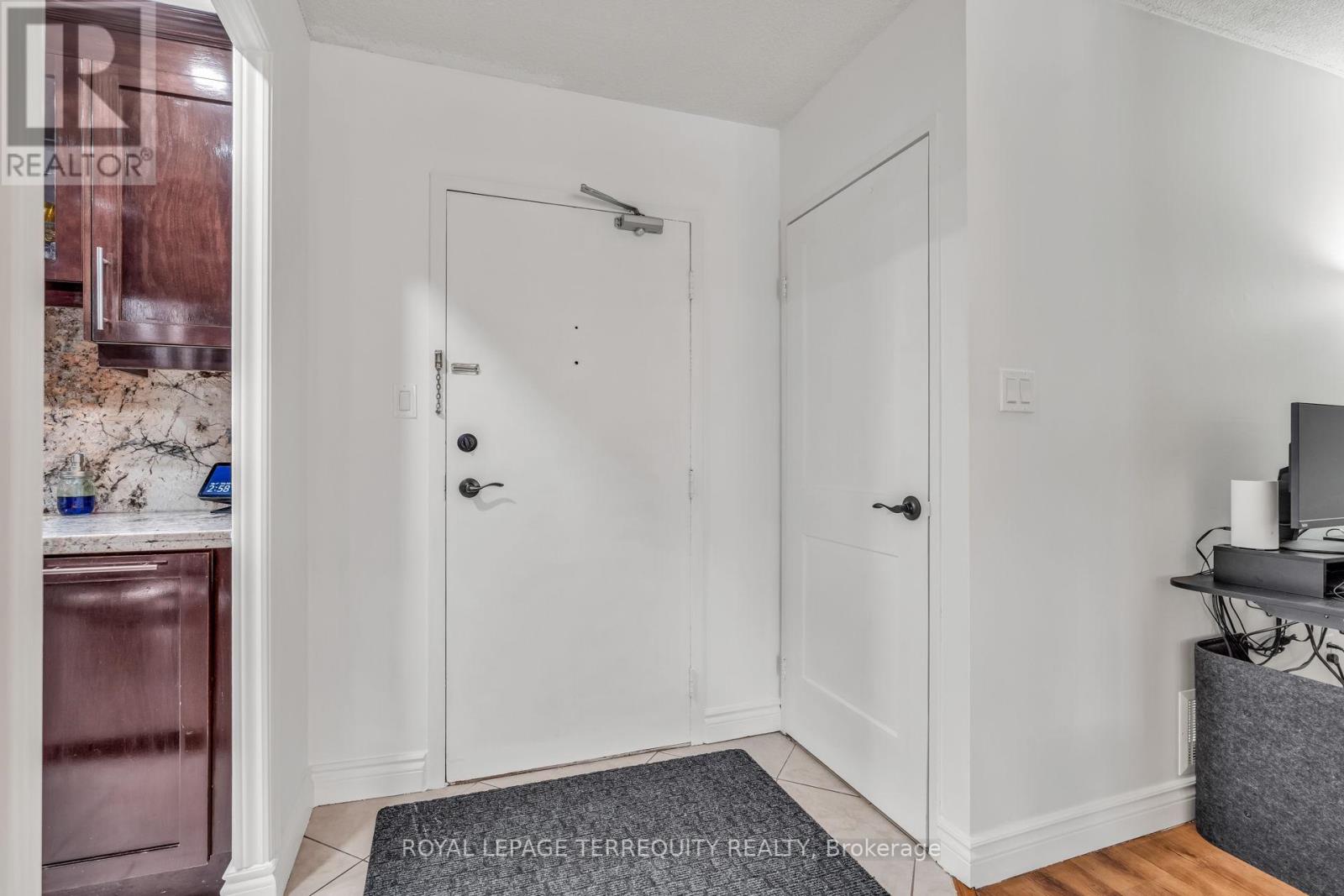 410 - 812 Burnhamthorpe Road, Toronto, Ontario  M9C 4W1 - Photo 5 - W12771472