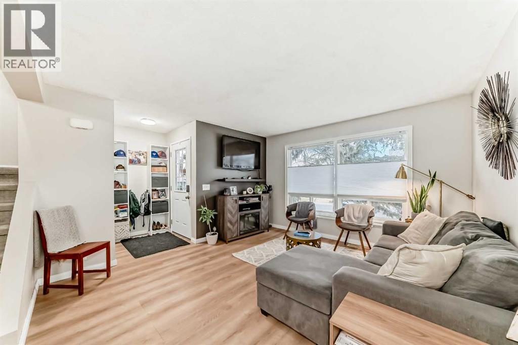 21 Woodfern Road Sw, Calgary, Alberta  T2W 4Y4 - Photo 4 - A2284186