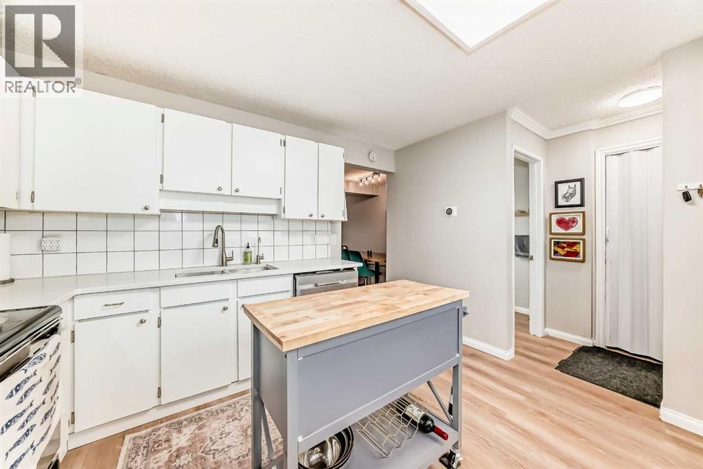 21 Woodfern Road Sw, Calgary, Alberta  T2W 4Y4 - Photo 14 - A2284186