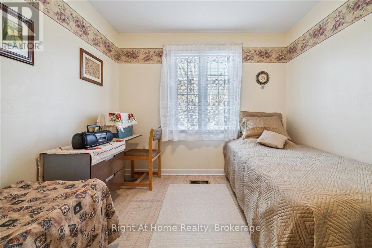 251 Elmwood Road, Oakville, Ontario  L6K 2A9 - Photo 13 - W12771592